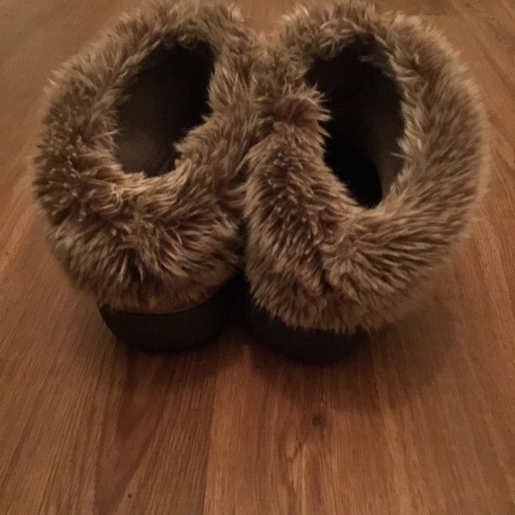 Isotoner Woodlands Brown Microfiber Slippers Enhanced Heel Faux Fur - Picture 3 of 6